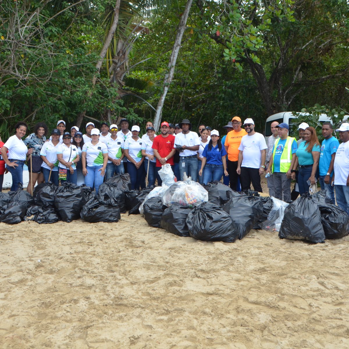 El IDAC y entidades públicas y privadas convocan jornada de limpieza en 17 playas del país