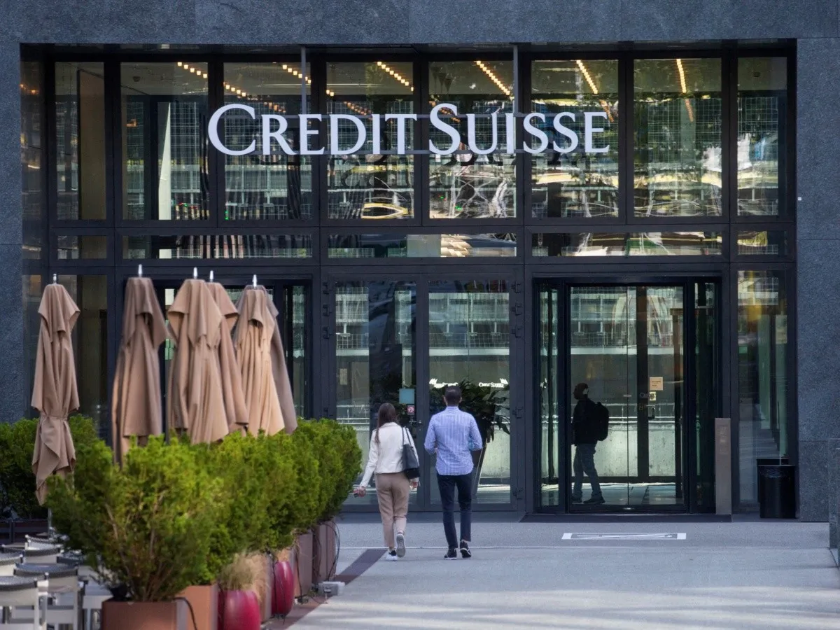 Riesgo de recorte de miles de empleos tras rescate de Credit Suisse, dice periódico