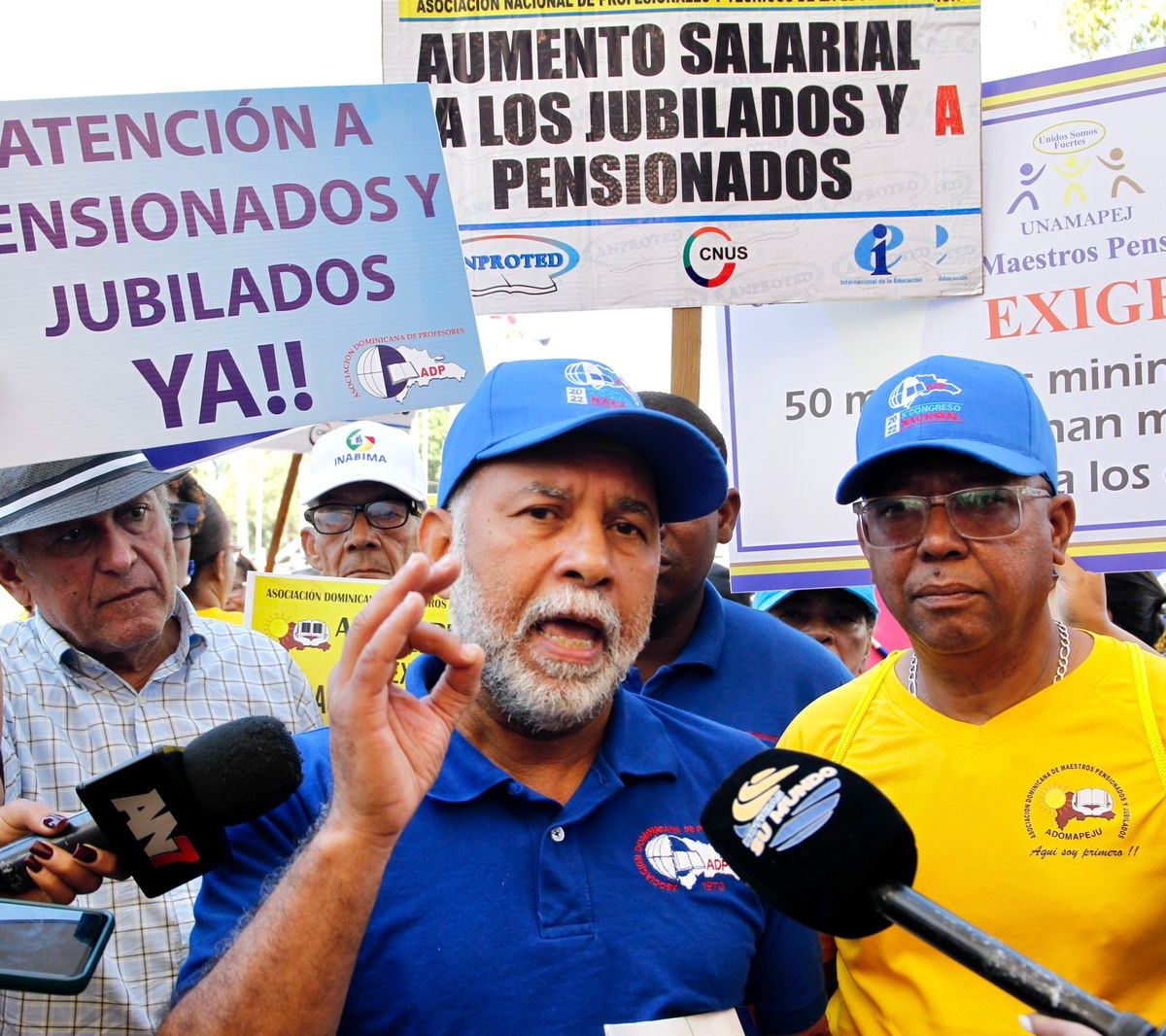 ADP protesta en Congreso por mejores pensiones para profesores; Pacheco promete viabilizar