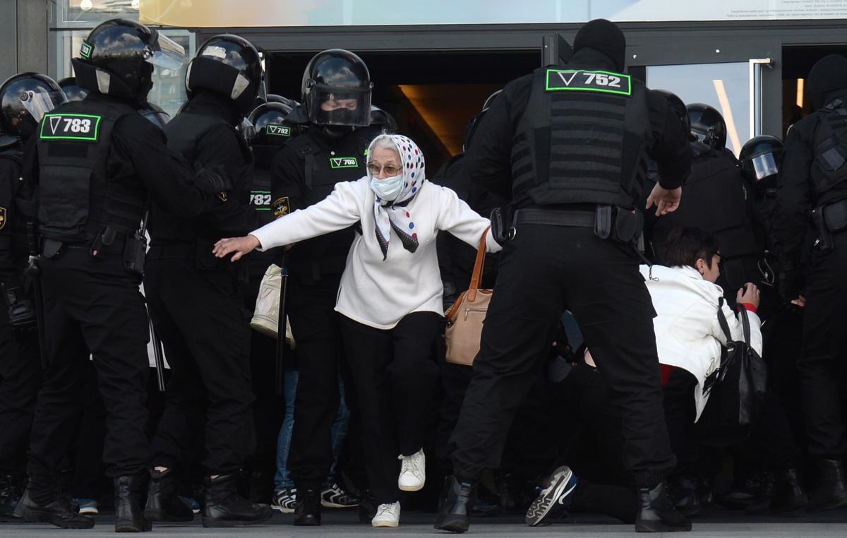 más de 100.000 personas han huido en 3 años de represión en Bielorrusia