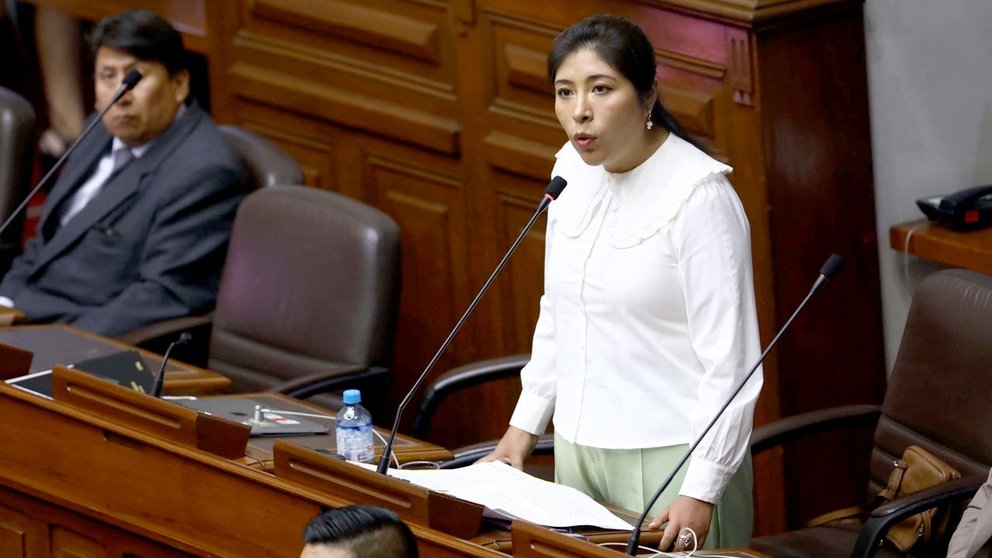 Congreso de Perú aprueba acusar a ex primera ministra por golpe de Castillo