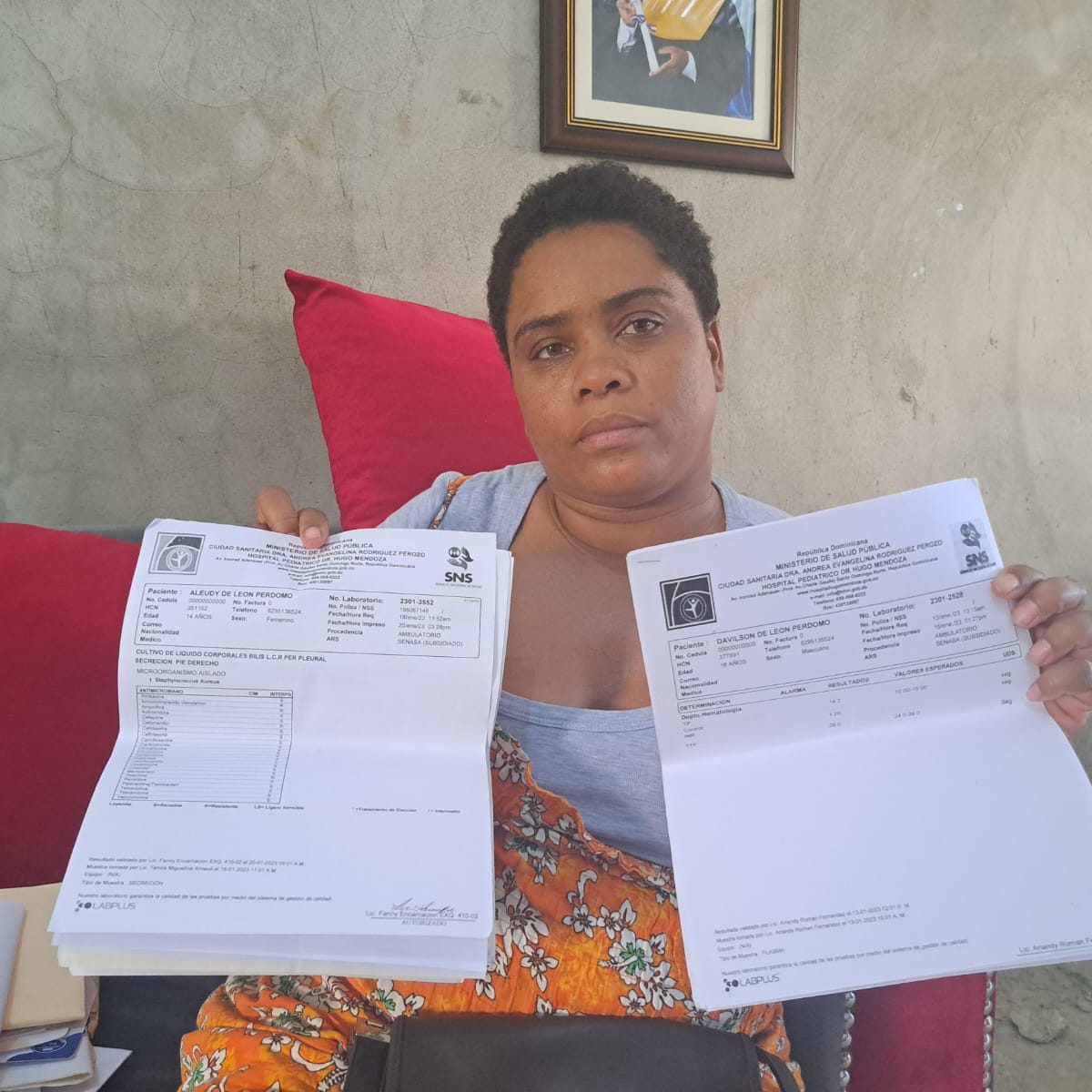 Madre de dos niños enfermos solicita empleo al presidente Abinader para cubrir gastos médicos
