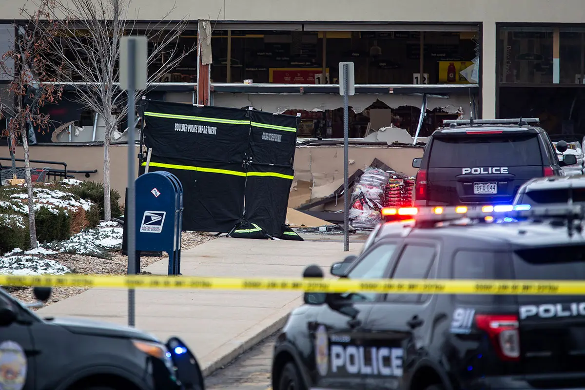 Hallan el cadáver del presunto autor del tiroteo en escuela de Colorado