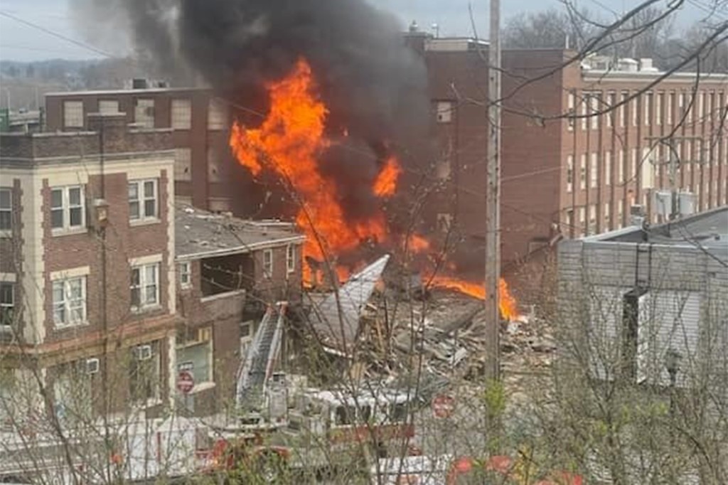 (VIDEO) Al menos 2 muertos y 9 desaparecidos tras explosión en una fábrica de chocolate en Pensilvania