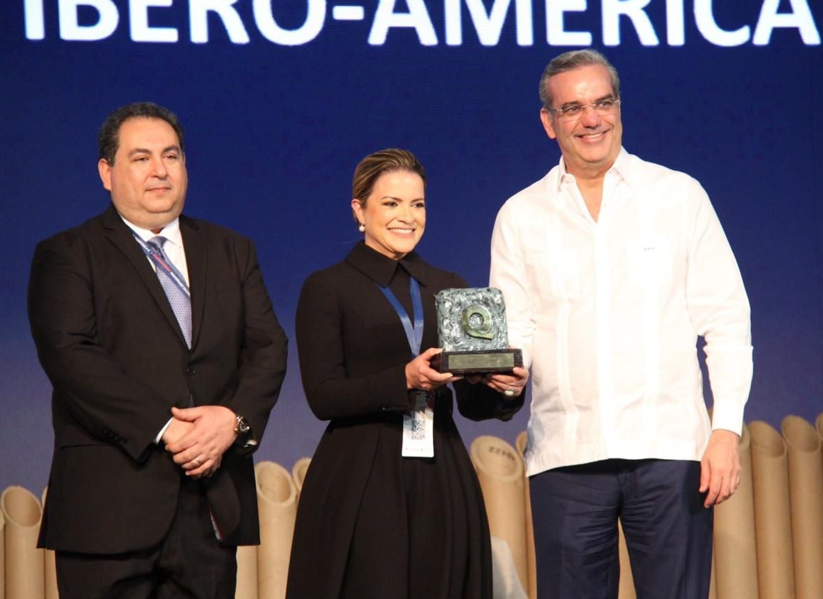 Abinader entrega Premio Iberoamericano de la Calidad al Hospital Hugo Mendoza