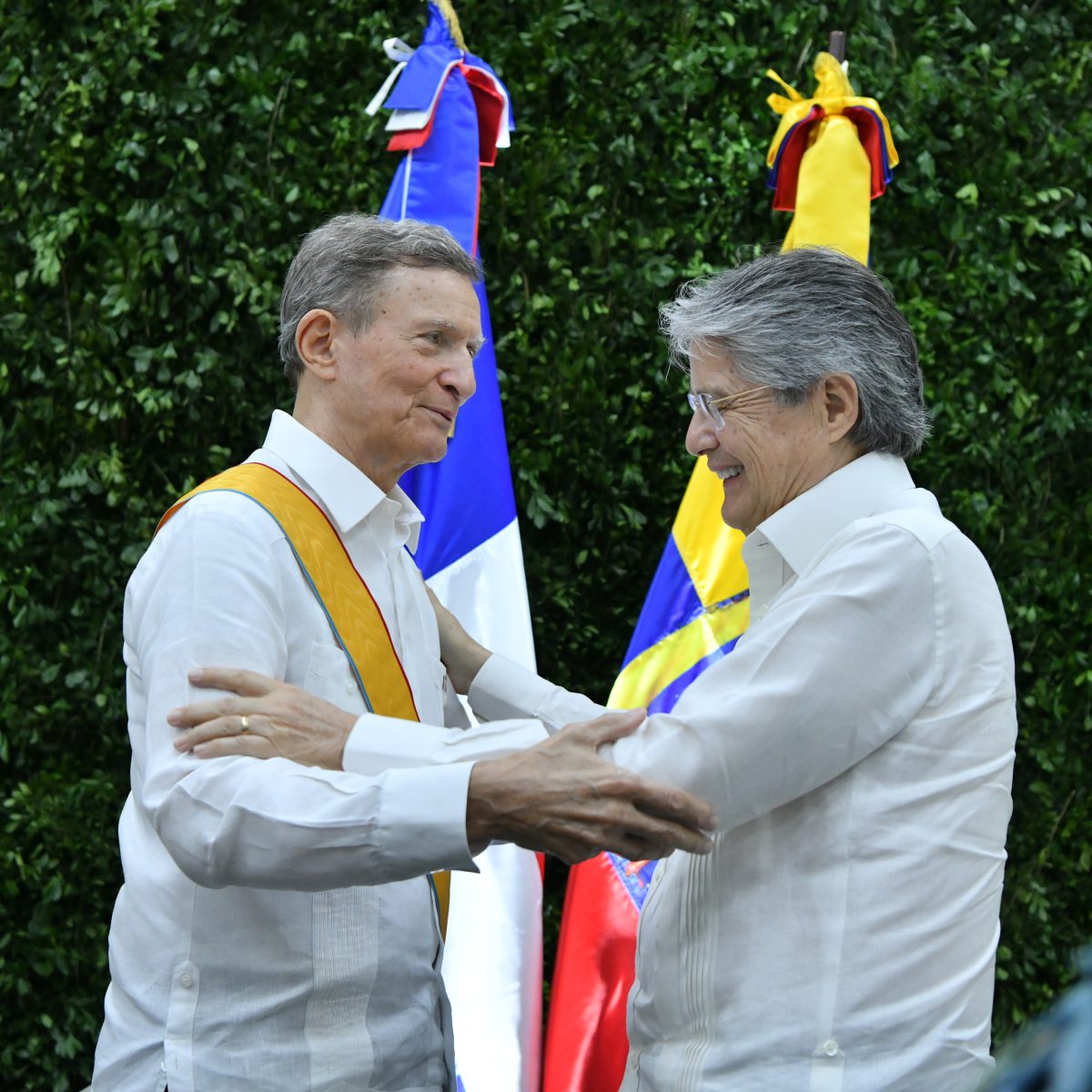 Presidente de Ecuador condecora al canciller dominicano Roberto Álvarez