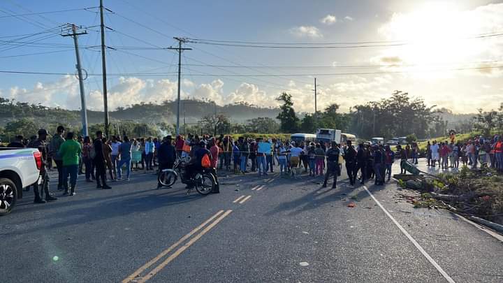 (VIDEO) Protesta por reparación de escuela en Miches deja un fallecido