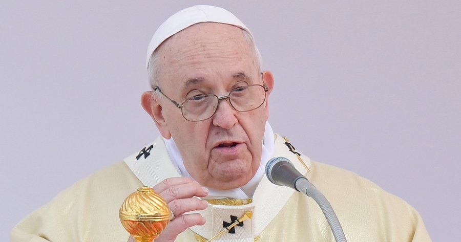 El papa fue llevado al hospital por problemas respiratorios, de acuerdo con medios