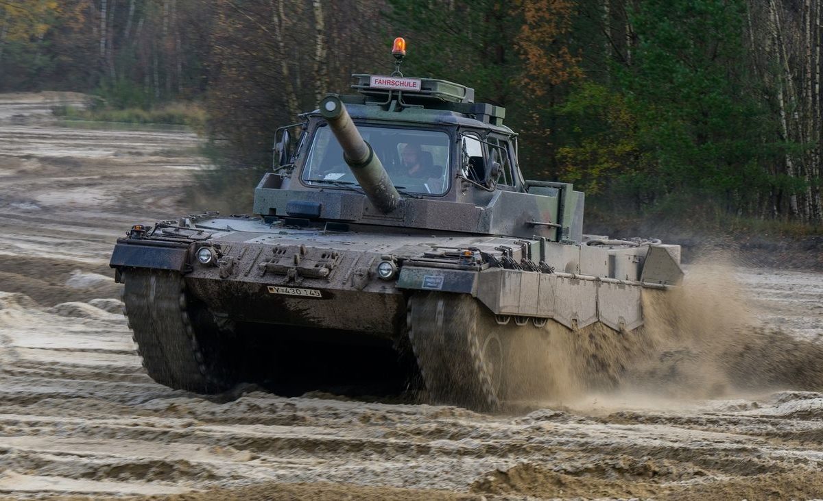 España limita a diez el envío de carros de combate a Ucrania