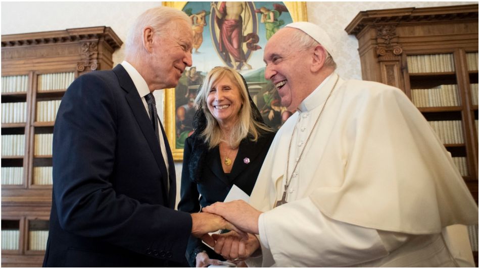 Biden pide oraciones por el papa Francisco entretanto se recupera de infección