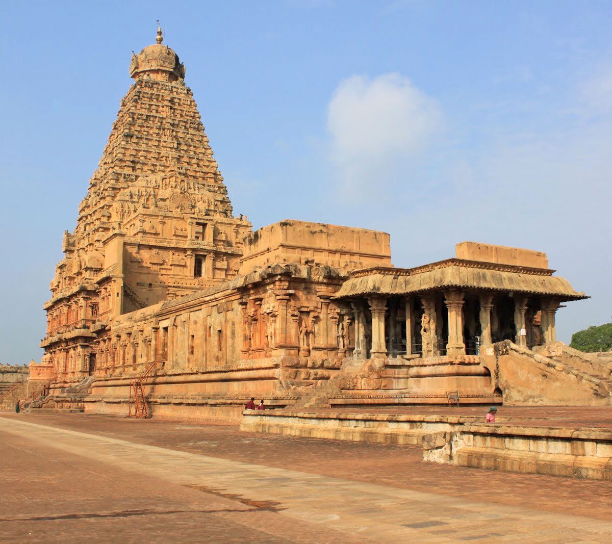 Ocho personas fallecen tras hundirse el suelo de un templo en el centro de la India