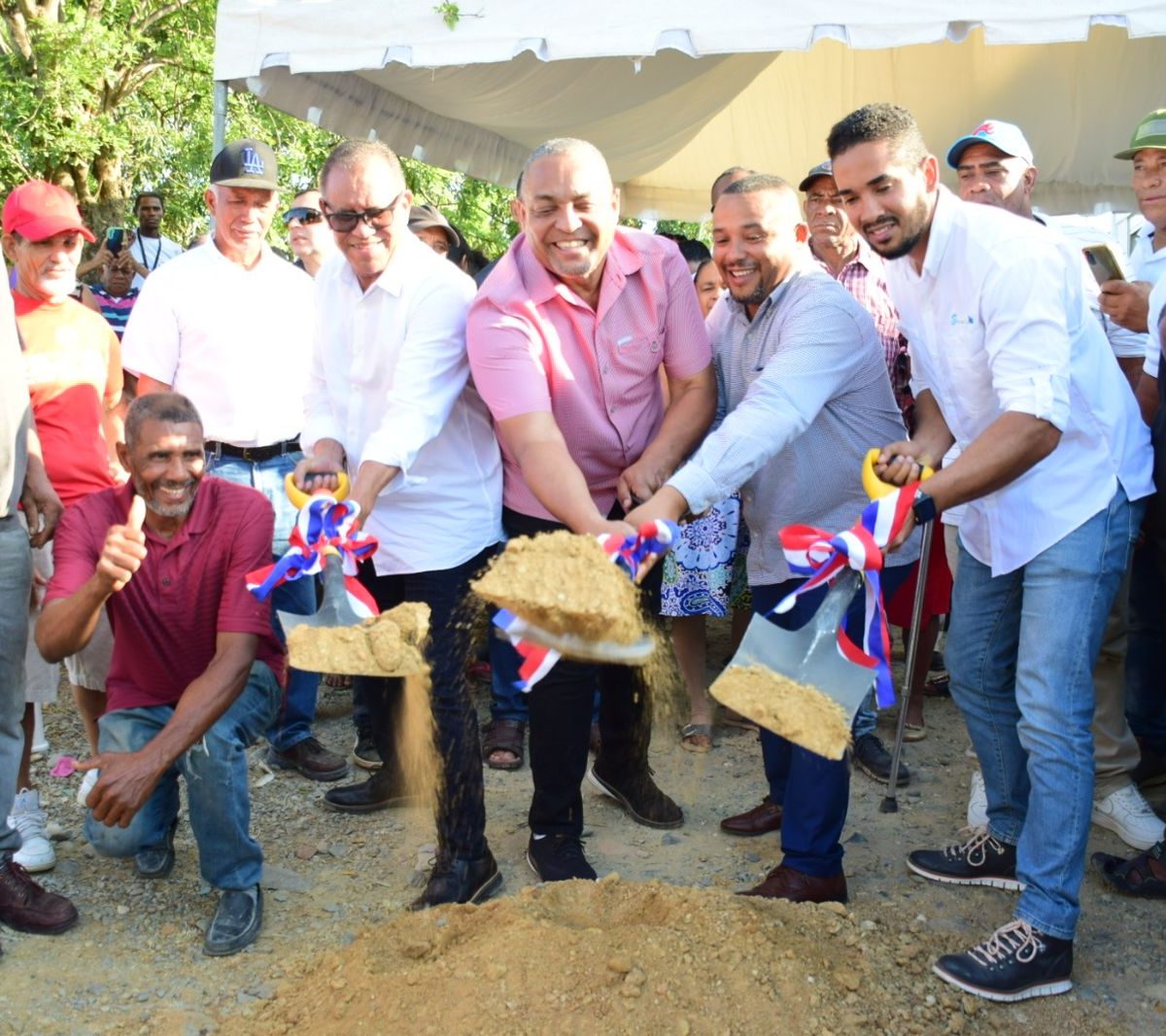 Alcalde SDO deja iniciada construcción de las aceras y contenes en Villa Carolina