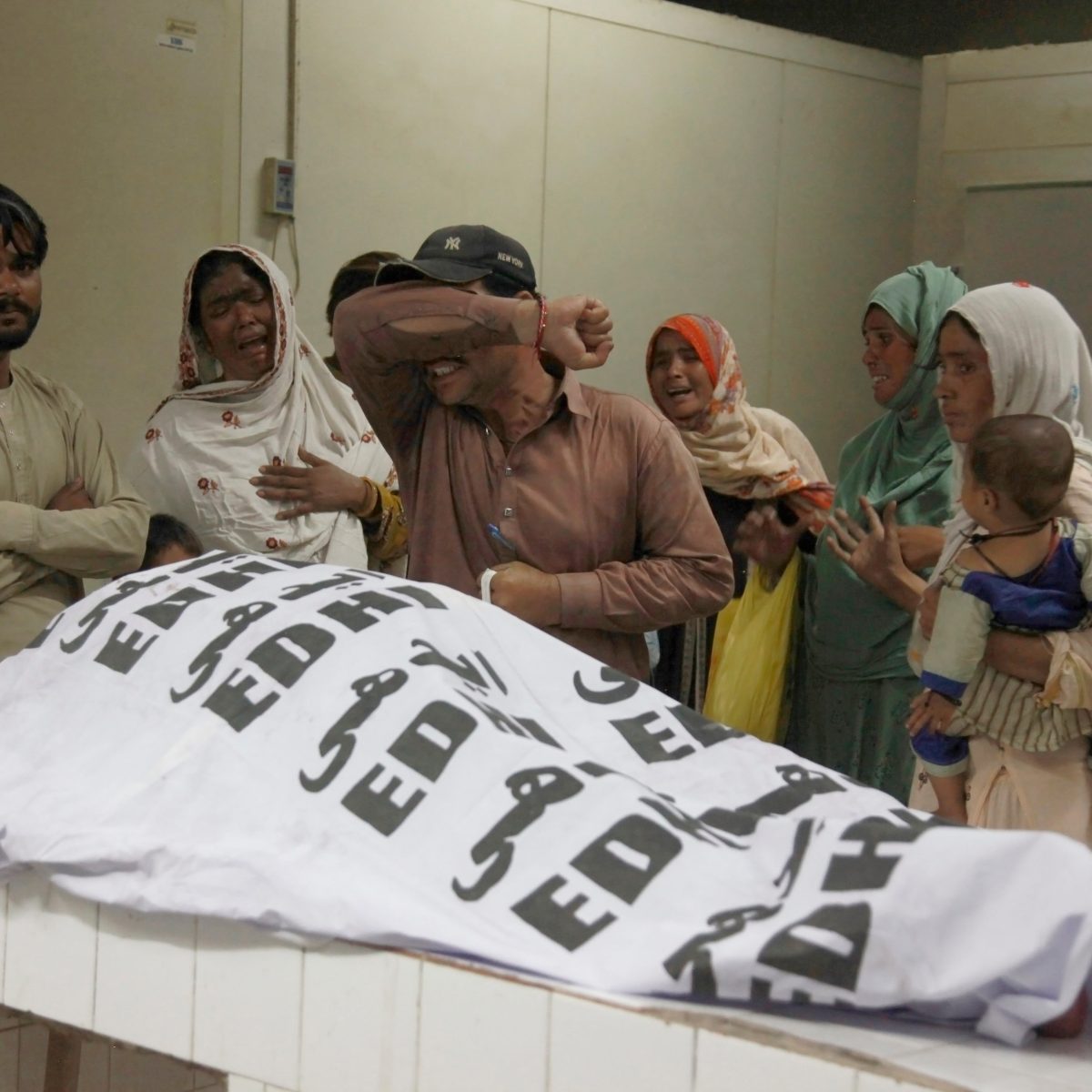 Al menos 11 muertos en estampida durante distribución caritativa en Pakistán
