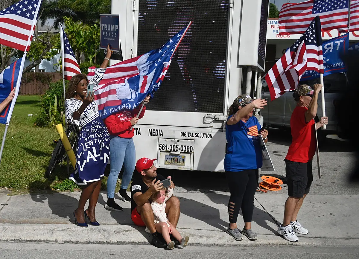 Partidarios de Trump le muestran su apoyo en su residencia de Florida