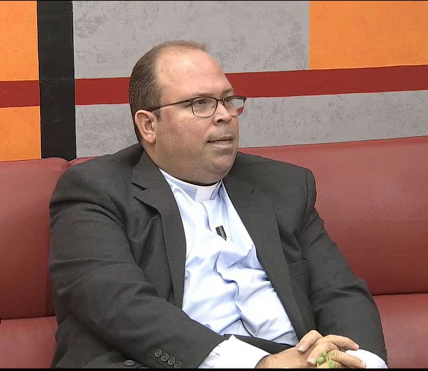Sacerdote pide alcalde Abel Martínez darle disculpa pública por llamarlo vándalo