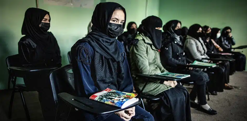Irán no ofrecerá servicios educativos a las estudiantes que no usen velo