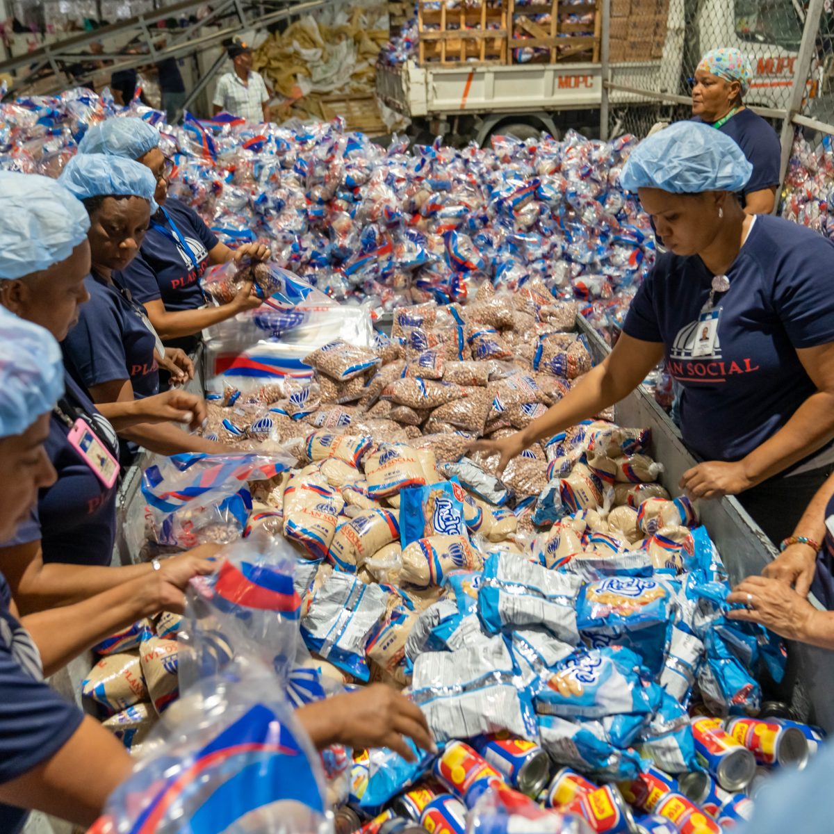 Miles de familias reciben kits de habichuelas con dulce del Plan Social de la Presidencia