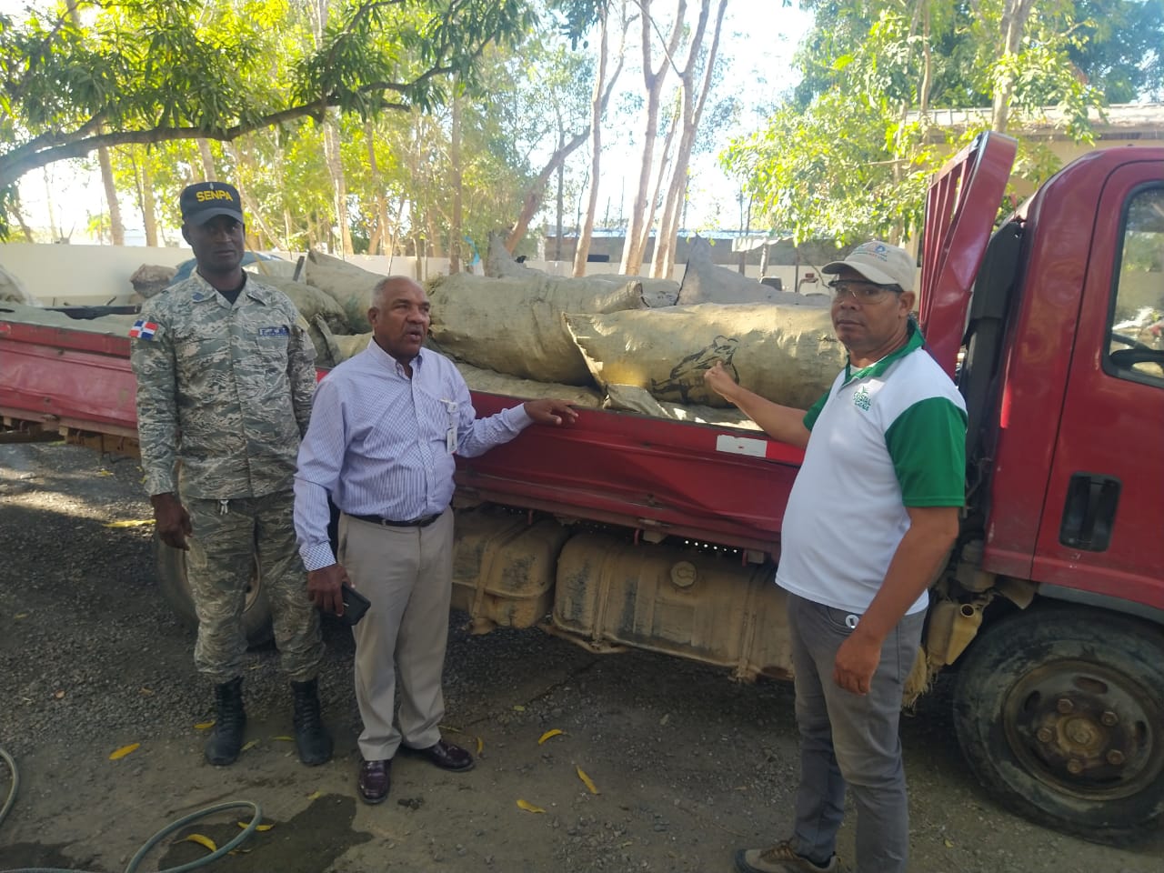 Medio Ambiente incauta 23 sacos de carbón y equipos mecanidos durante operativo en SPM
