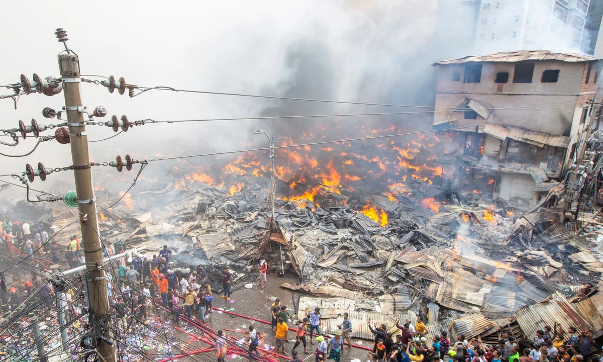 Ocho heridos en incendio masivo en uno de los mayores mercados de Bangladesh