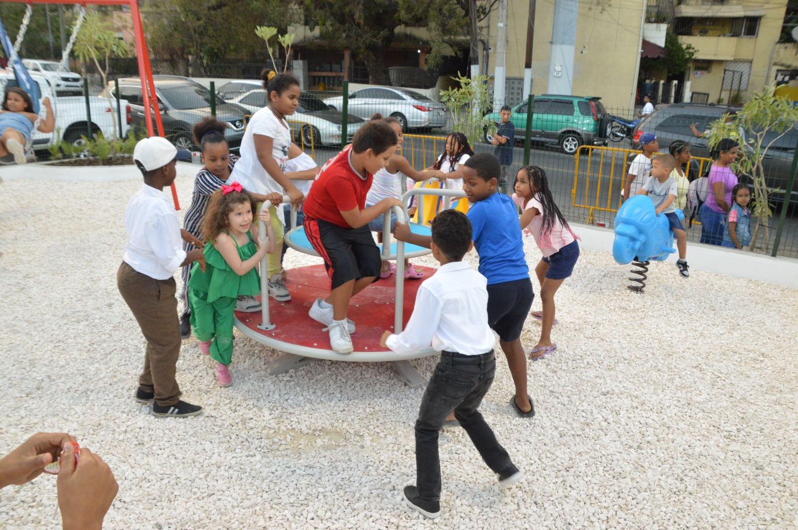 Niños disfrutan del nuevo parque en Mata Hambre | Foto: Napoleón Marte 