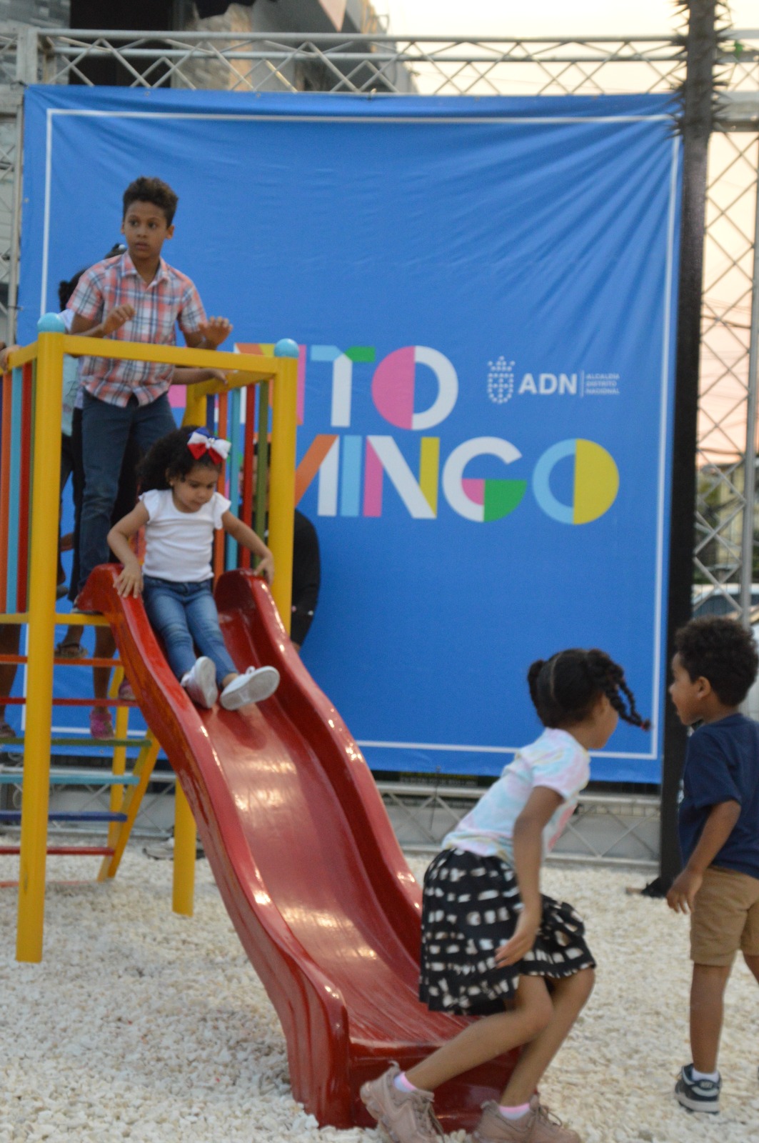 Niños disfrutan del nuevo parque en Mata Hambre | Foto: Napoleón Marte 