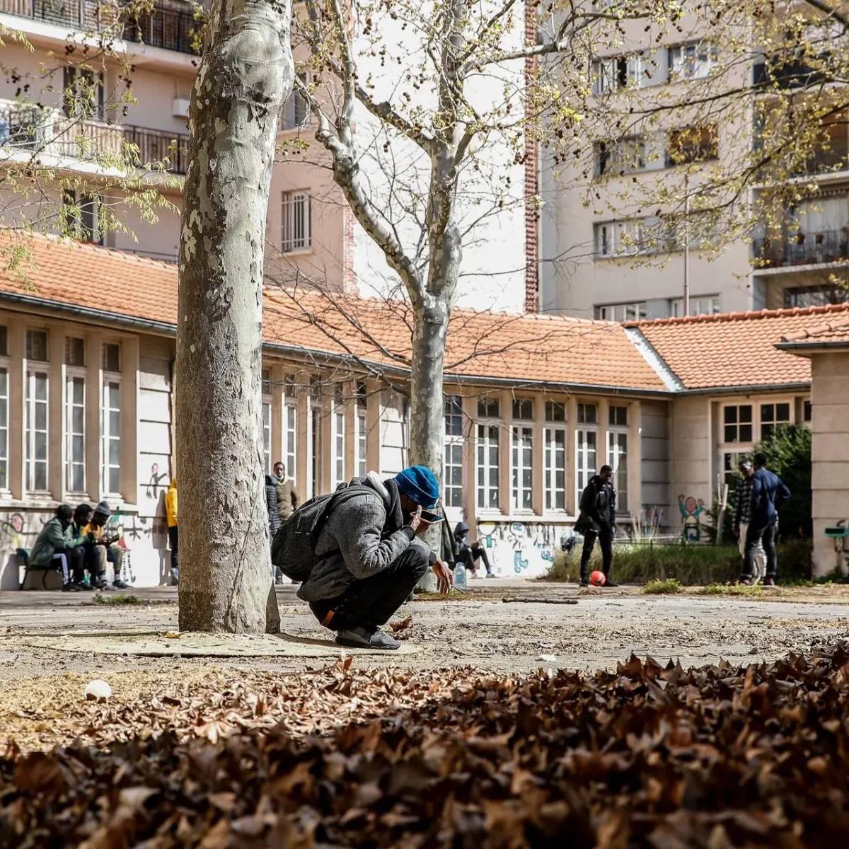 Unos 200 jóvenes migrantes sin hogar ocupan una escuela abandonada en París