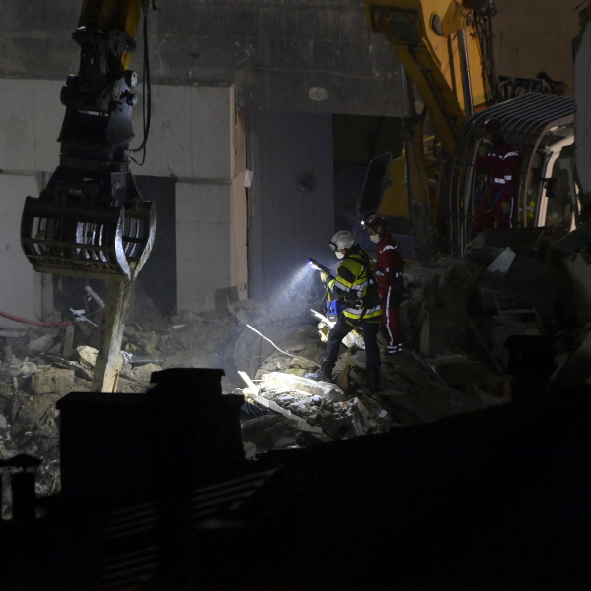 Hallan a quinta y sexta víctimas mortales en derrumbe de edificio en Marsella