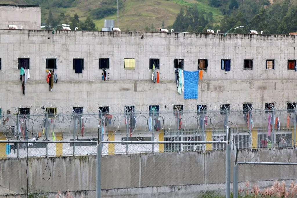 Hallan seis presos colgados en una cárcel de Ecuador