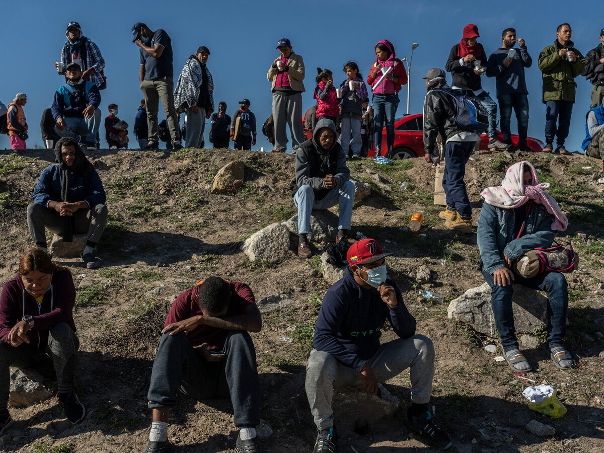 Más de 300 migrantes permanecen varados en zona fronteriza de Chile y Bolivia