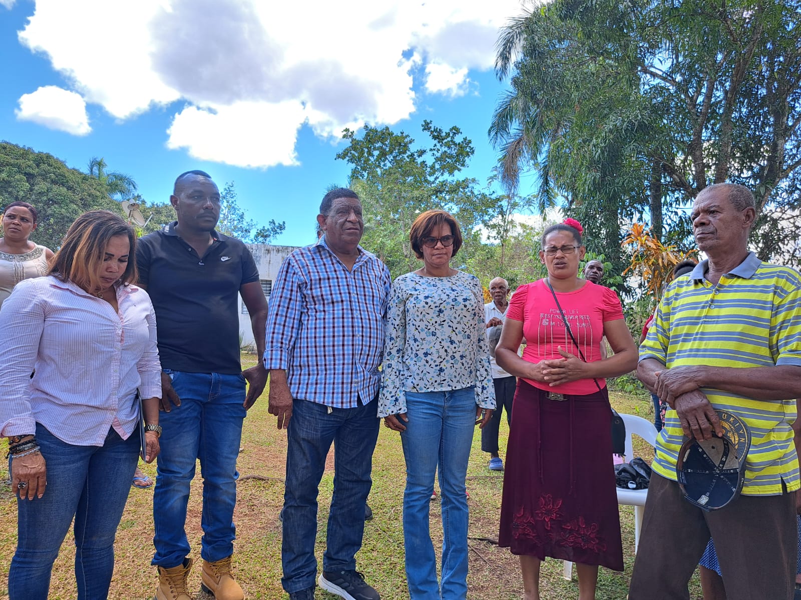 Gobernadora de Monte Plata entrega cheque para compra de un transformador en Mamá Tingó