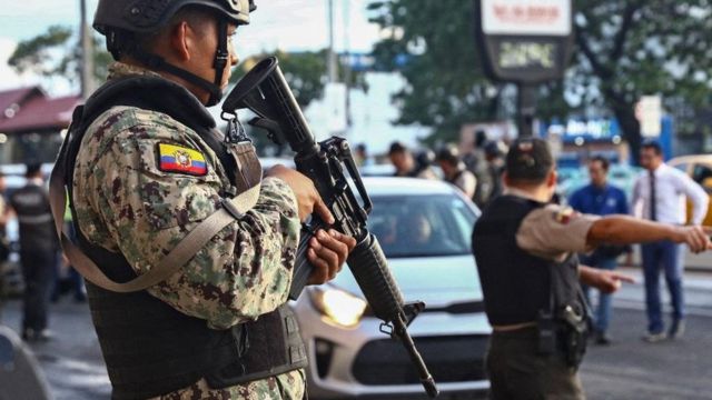 Gobierno de Ecuador descarta libre porte de armas para combatir inseguridad