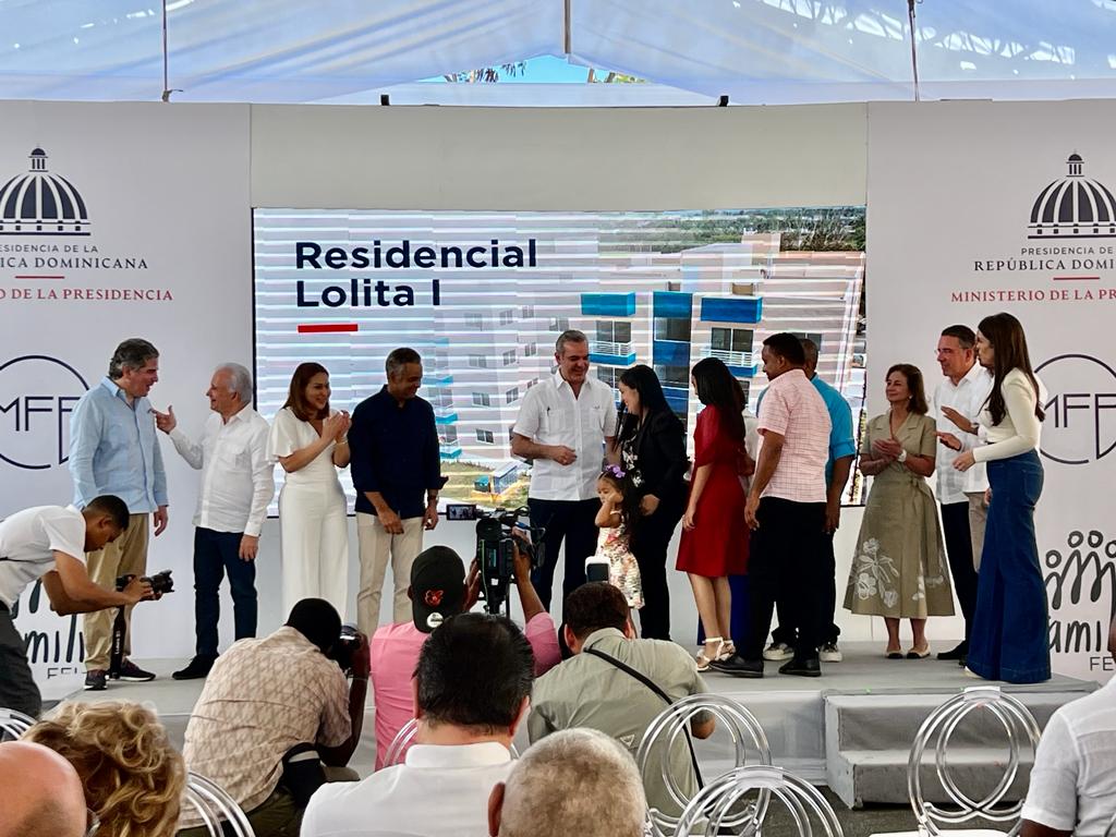 Ministerio de la Mujer entrega Bono a beneficiarias de proyecto Familia Feliz en SDO