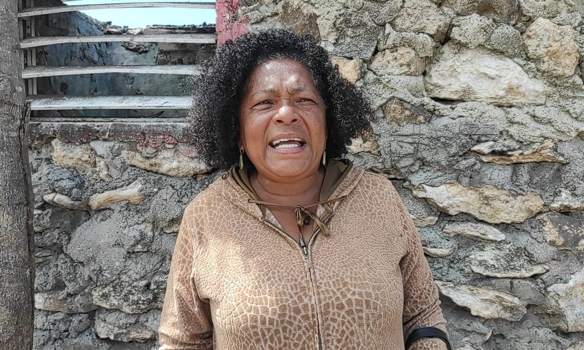 Mujer denuncia que invasores quemaron y destruyeron una casa en su propiedad en SPM