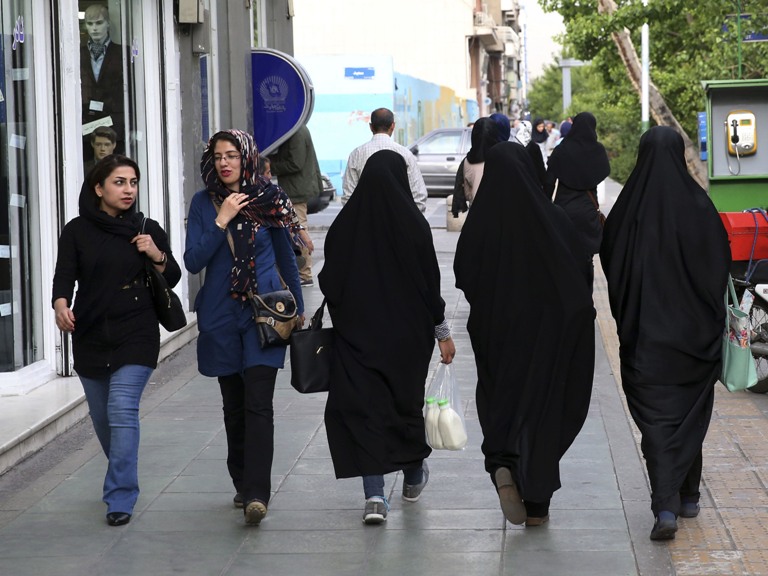 Policía iraní cierra 155 negocios por atender a mujeres sin velo