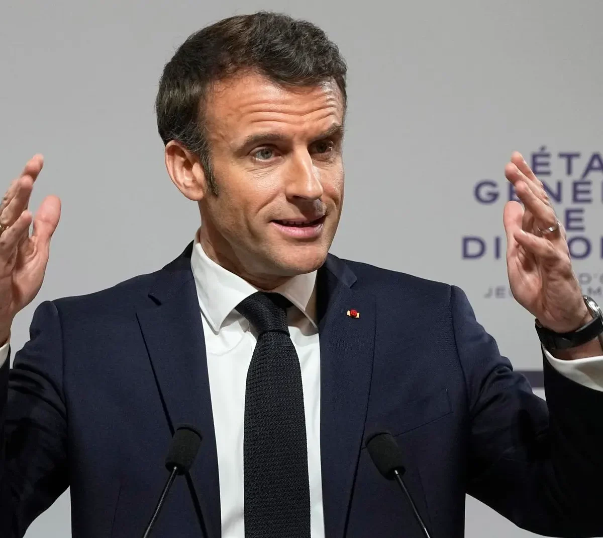 Macron dice que la reforma era “necesaria” y propone un nuevo pacto social