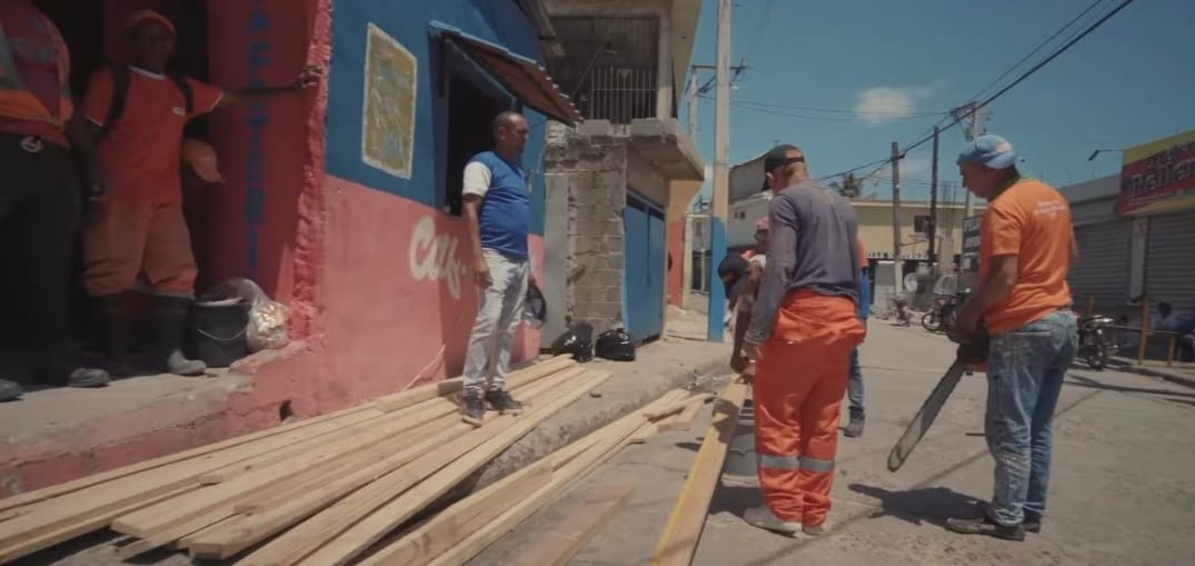 Ministerio de Obras Públicas realiza cambio de techo a 200 familias en Los Alcarrizos