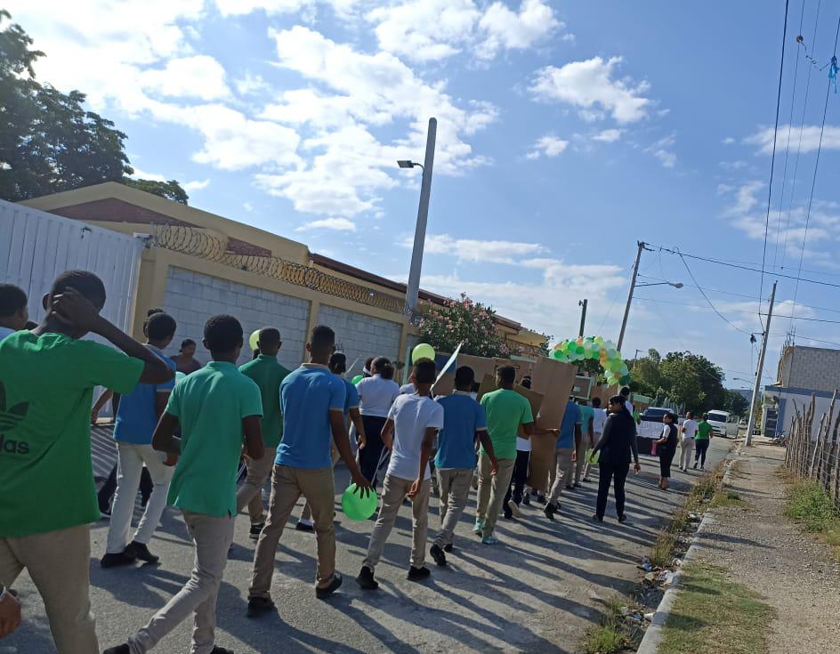 Estudiantes del Liceo Martina Feliz marcha contra el daño medioambiental en Azua Estudiantes del Liceo Martina Feliz marcha contra el daño medioambiental en Azua