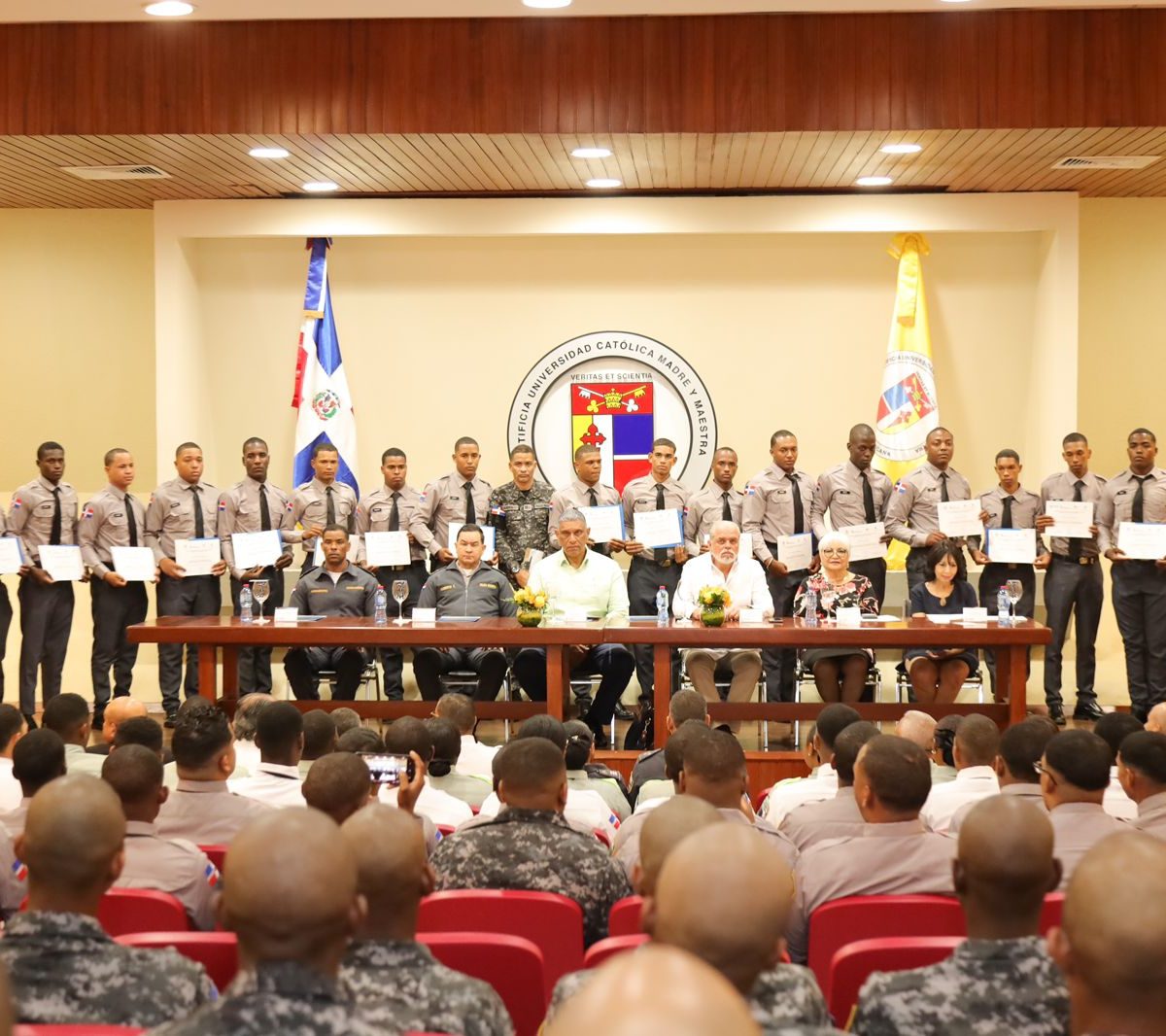 Policías reciben certificados por educarse en DDHH y convivencia ciudadana