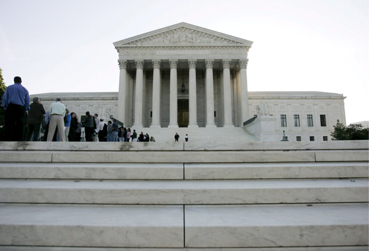 Expertos legales piden al Supremo mantener vigente la mifepristona en EE.UU.