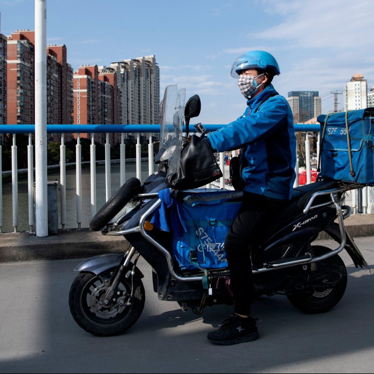 Pekín pondrá chips en motos de repartidores para “detectar acciones ilegales”
