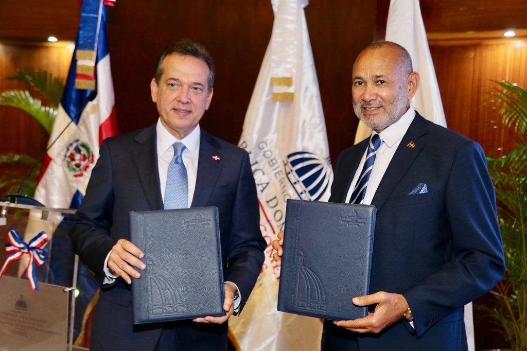 MICM e INABIE firman convenio para desarrollar capacidades de mipymes ...