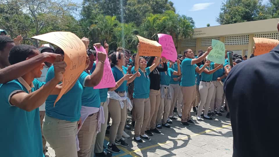 Piden por nombramientos de profesores faltantes en un politécnico de Azua