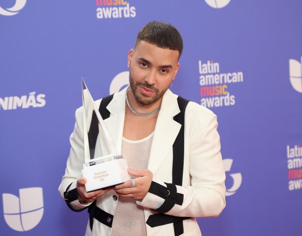Latin Prince Ricky Prince Royce recibe premio especial y da sentido discurso en Latin AMAs ...