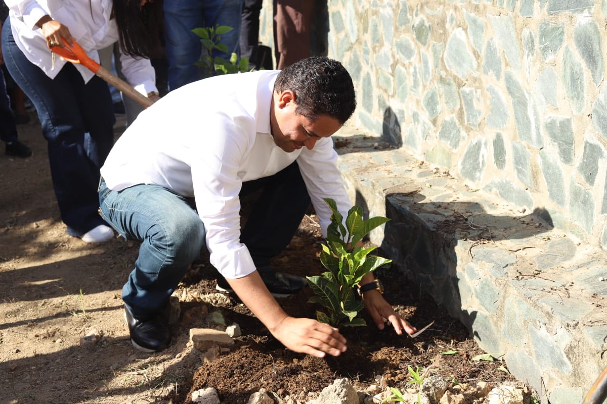 Amador Figaris llama a proteger el planeta Tierra con el cuidado del medio ambiente Amador Figaris llama a proteger el planeta Tierra con el cuidado del medio ambiente