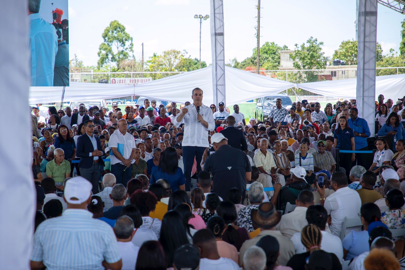 Presidente Abinader entrega títulos en Sabana grande de Boyá ( Foto: Fuente externa)
