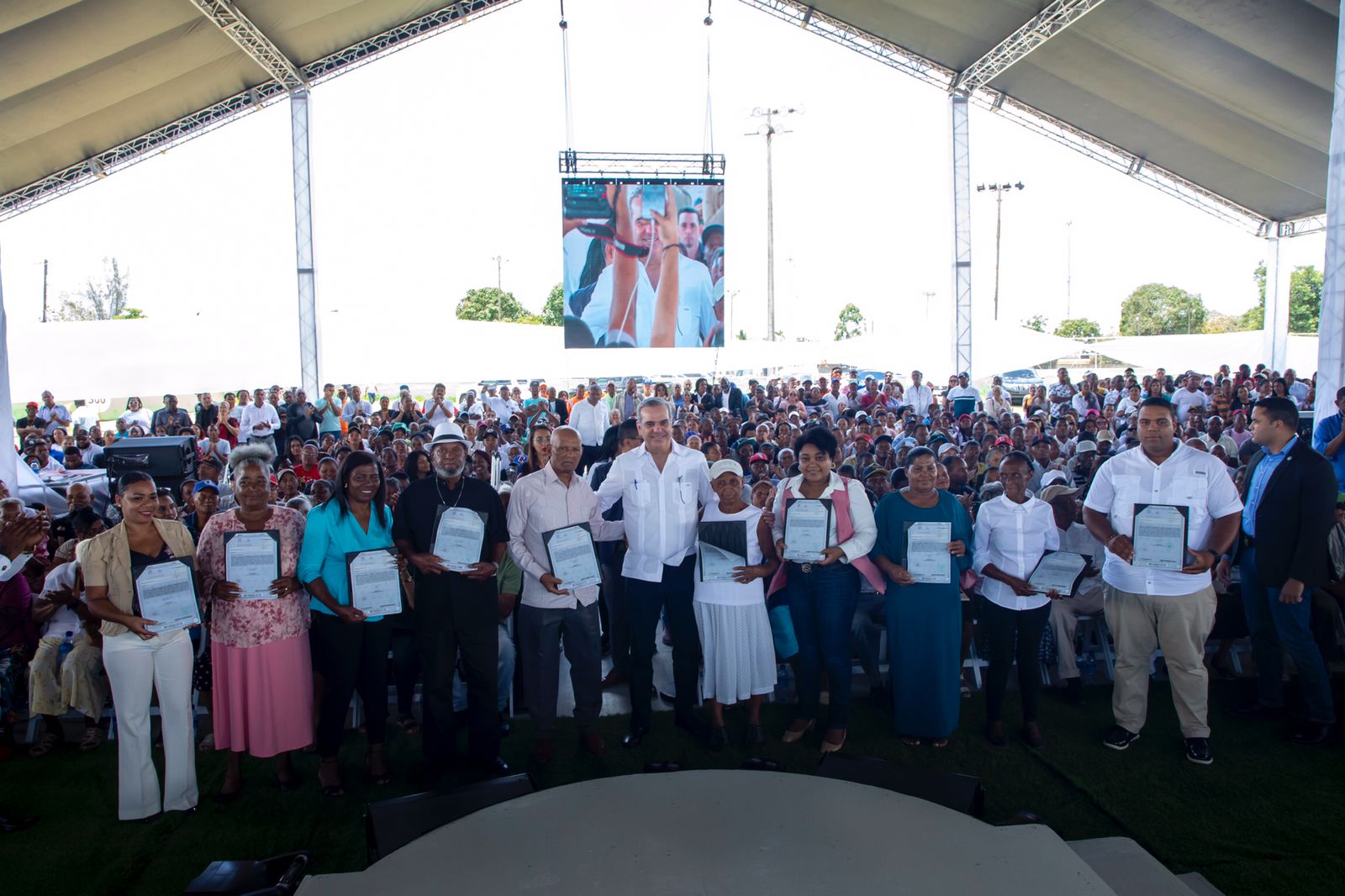 Familias en Sabana grande de Boyá reciben sus títulos de propiedad ( Foto: Fuente externa)