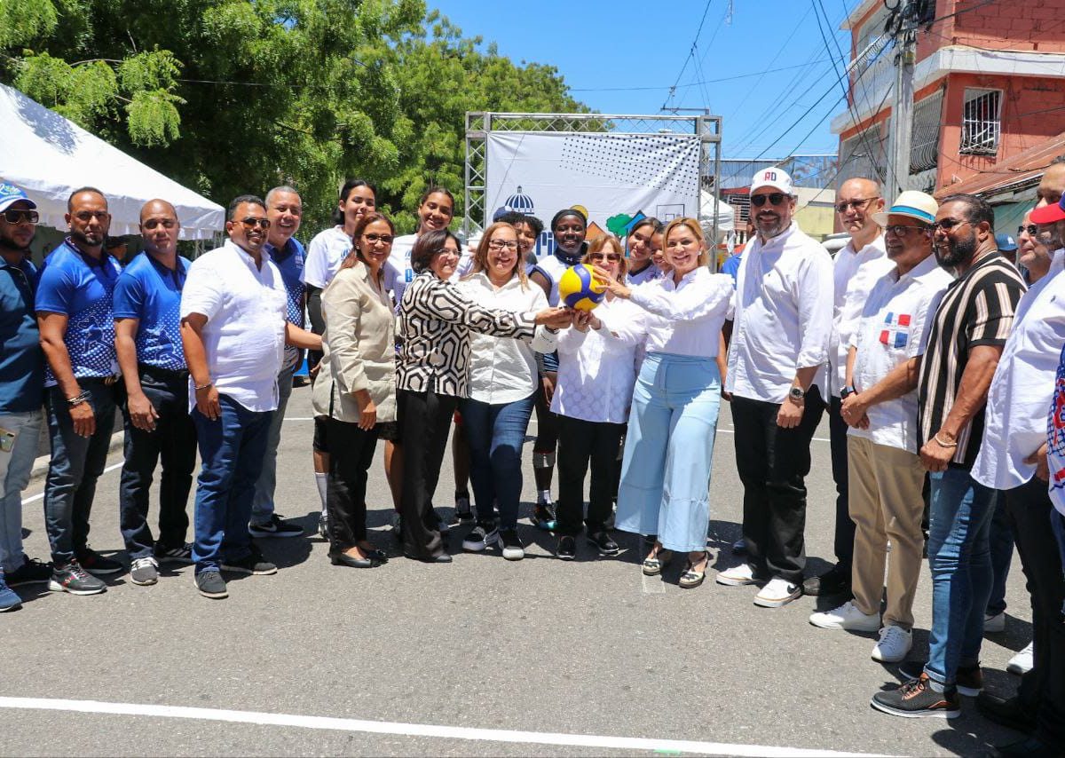 „Inefi con el Barrio” wpływa na Santiago poprzez imprezy związane z siatkówką, koszykówką i winem