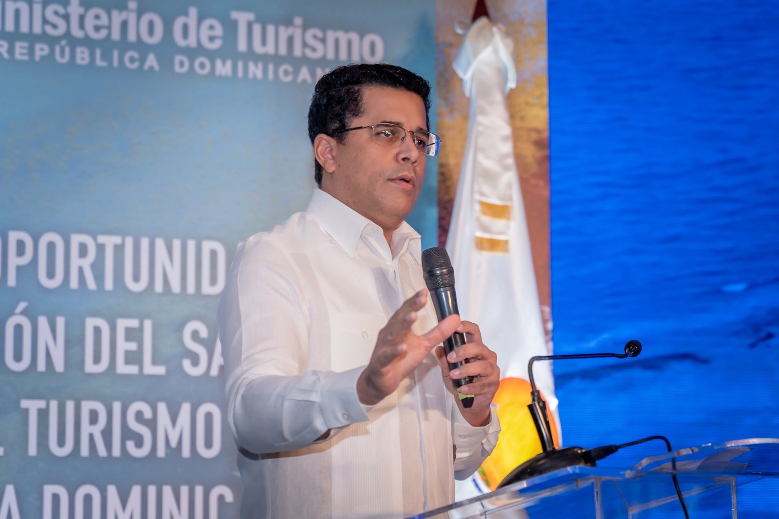 David Collado dice que el turismo en el país sigue fuerte, sólido y creciendo  2023-07-04T23:30:54