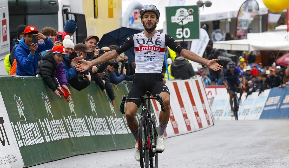 adam yates uae team emirates se marco un sensacional final de etapa