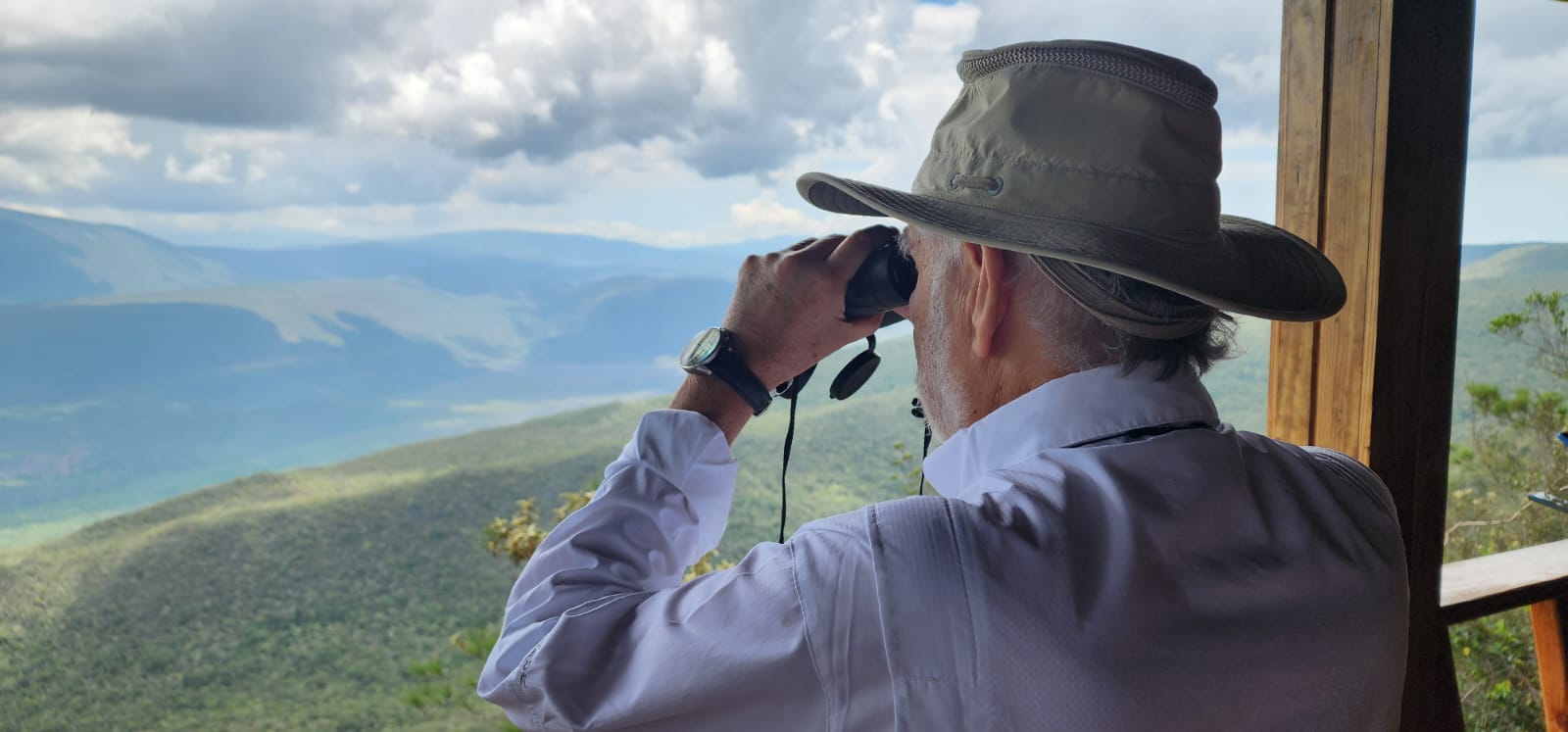 Ceara Hatton realiza recorrido de inspección en el Parque Nacional Jaragua